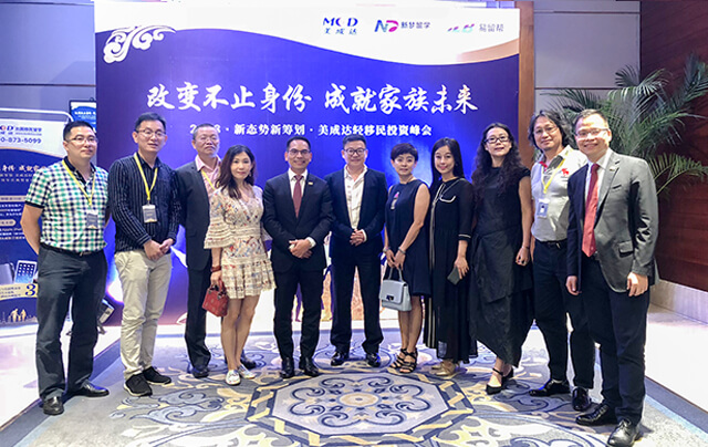 1541140787340672.jpg 07汕頭金山中學(xué)廣州校友會會長吳聞杰、秘書長蔡敬陽及校友代表.jpg