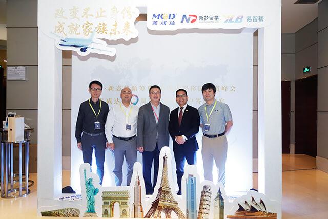 1541140891536836.jpg 01廣外校友總會謝偉光秘書長及各地校友會領(lǐng)導(dǎo)到賀.jpg